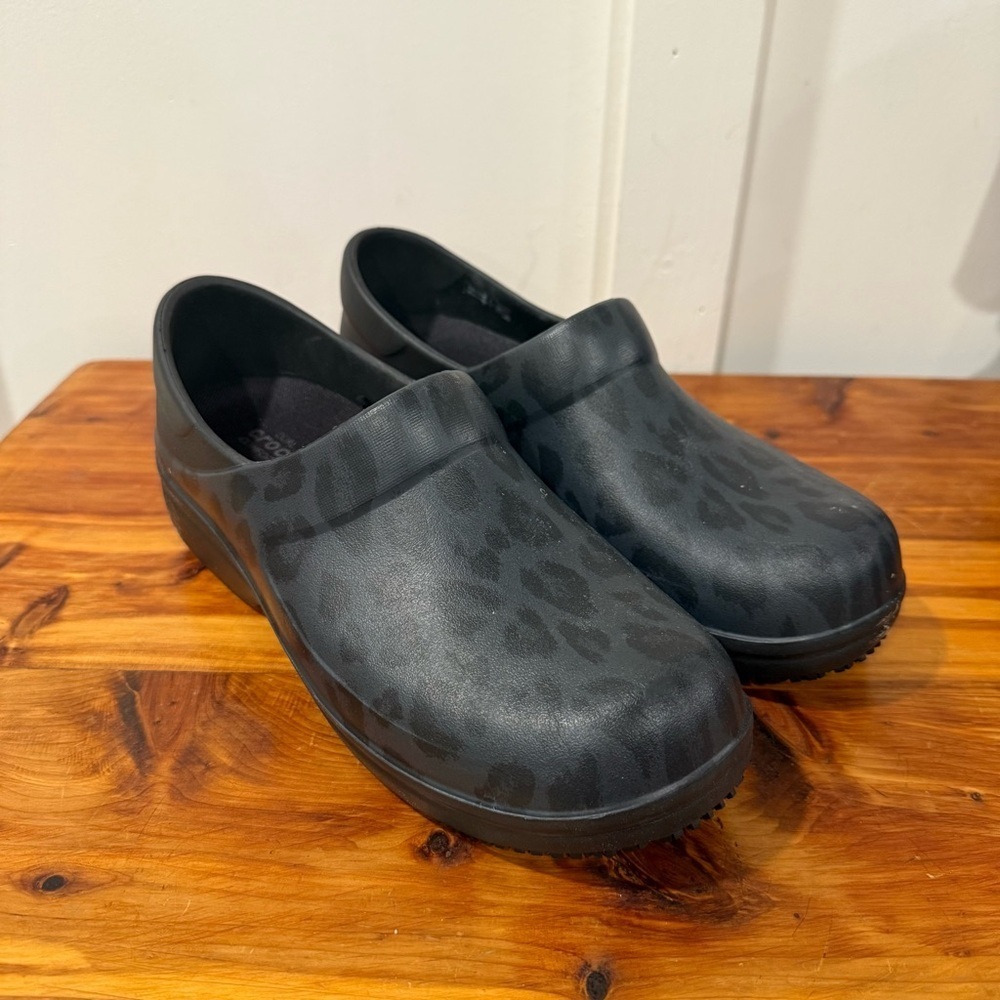 Crocs Comfort Neria Pro Leopard Print Clogs